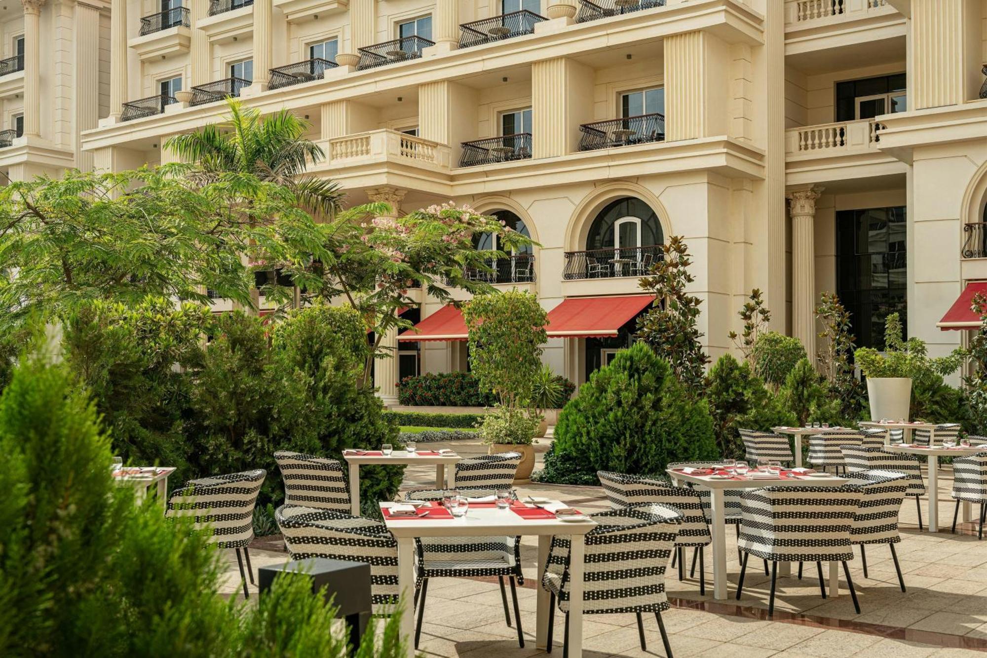 开罗瑞吉阿尔玛萨酒店 外观 照片 The outdoor terrace of the restaurant